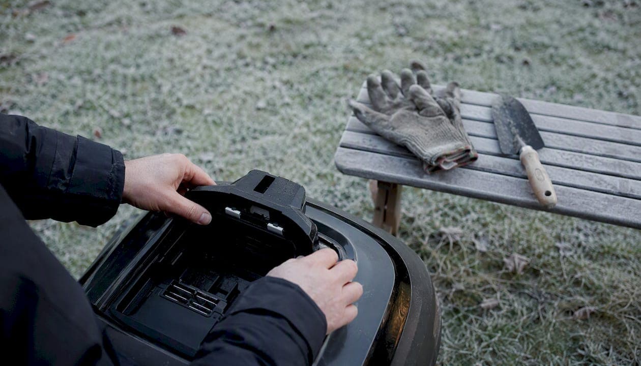 Frost och robotgräsklipparen: skydda maskinen i vinter